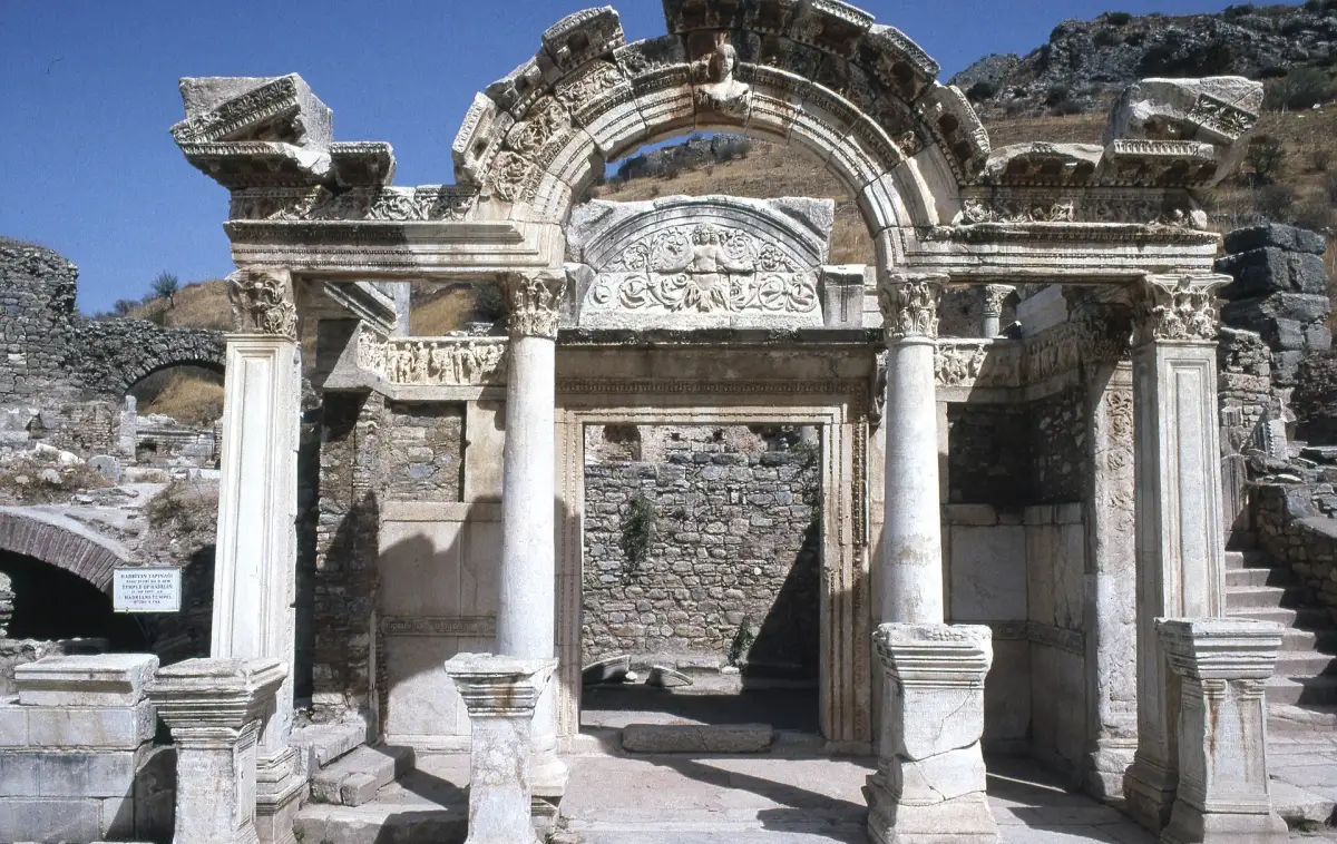 Facade du temple d'Hadrien a Ephese avec son arche et ses colonnes corinthiennes