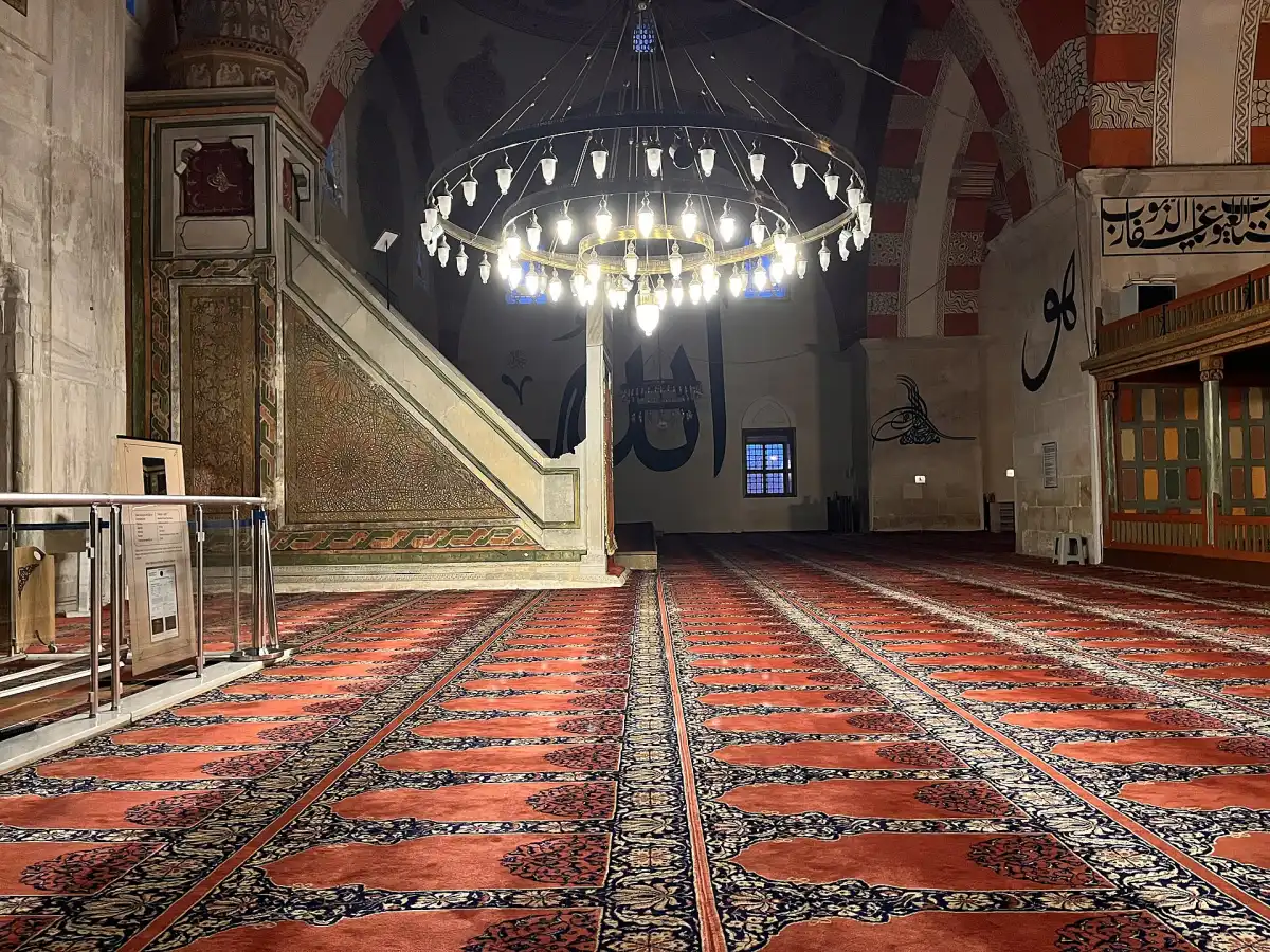 Intérieur d’Eski Cami à Edirne, ses grandes calligraphies et son minbar