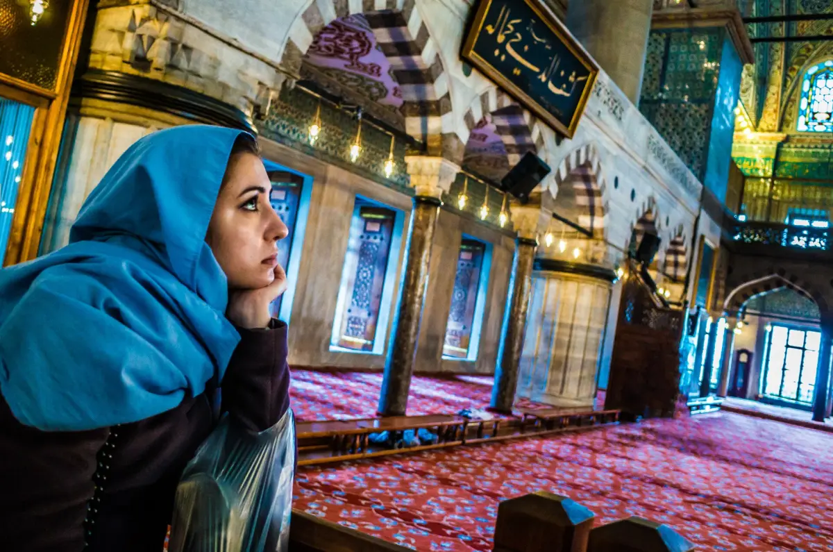 Femme en foulard à l'intérieur d'une mosquée en Turquie