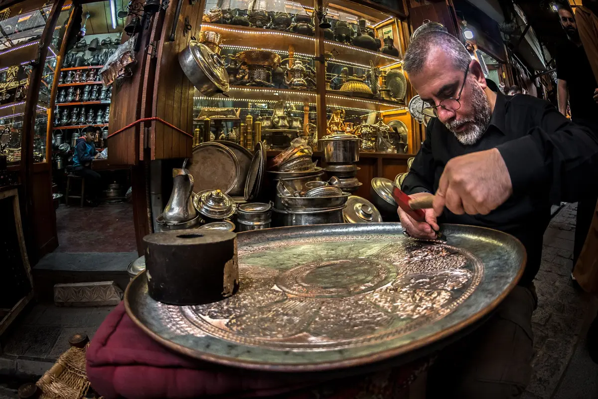 Chaudronnier au travail dans le bazar des cuivres de Gaziantep