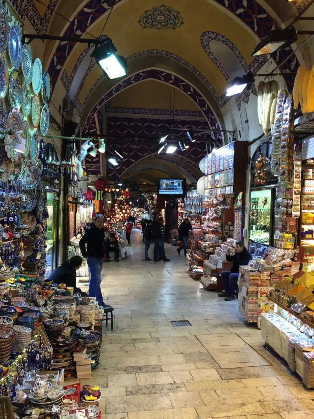 Allée colorée du Grand Bazar d'Istanbul avec céramiques et échoppes
