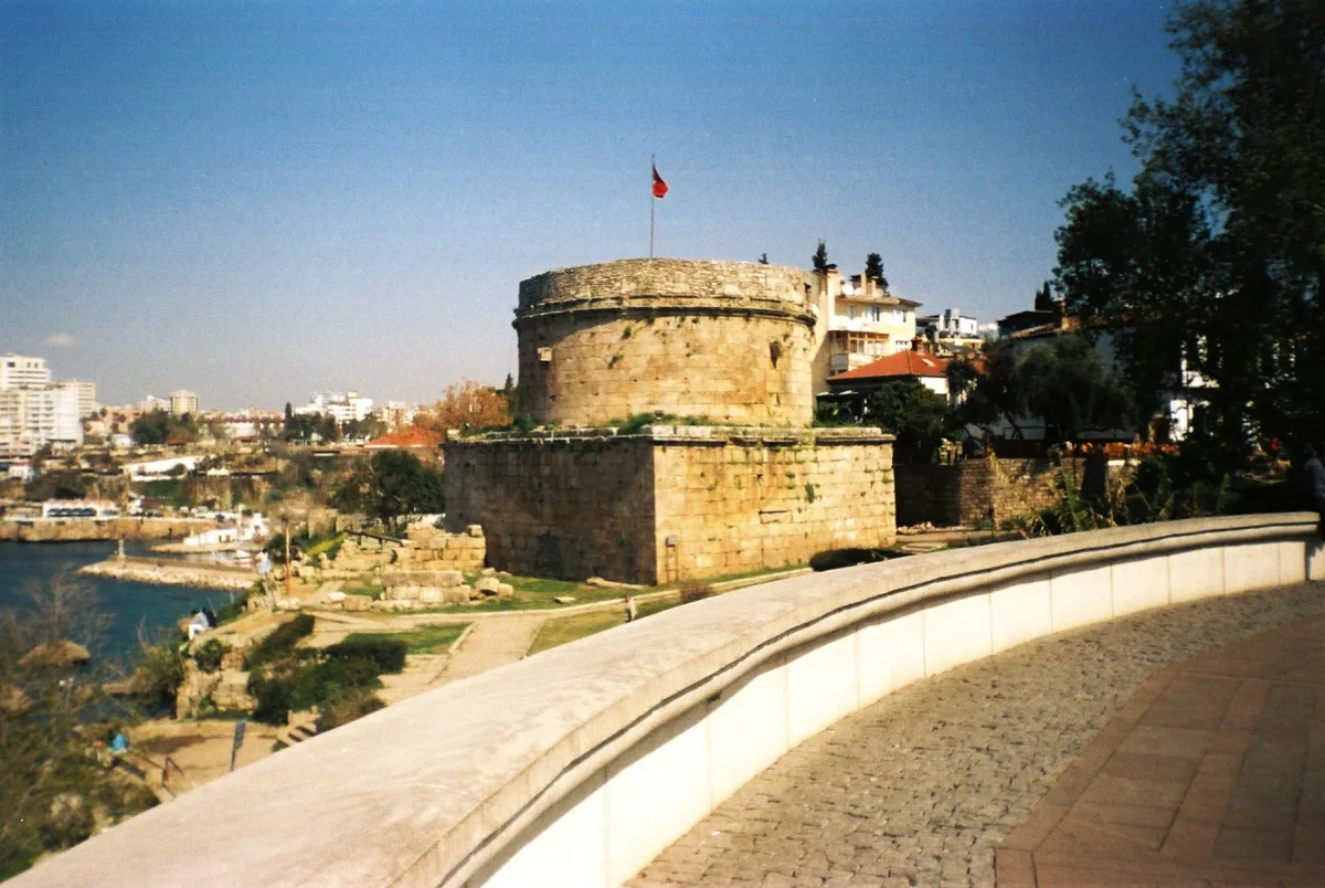 La tour Hıdırlık Kulesi, tour ronde romaine à la pointe sud de Kaleiçi