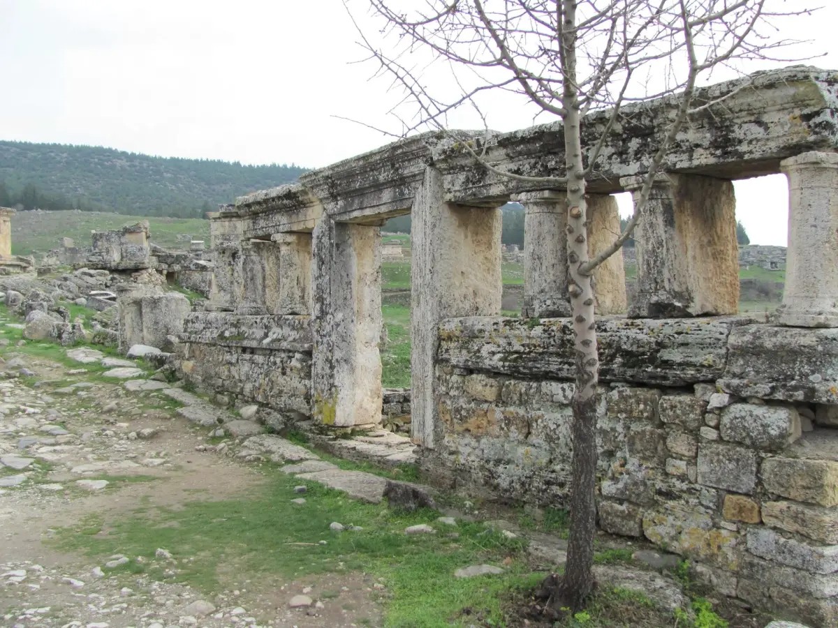 Ruines et colonnes de la cite antique d'Hierapolis a Pamukkale