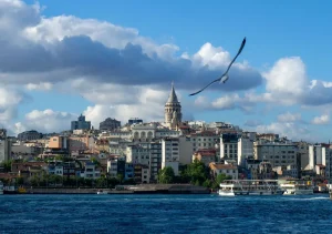 Vue d'Istanbul avec la tour de Galata depuis le Bosphore