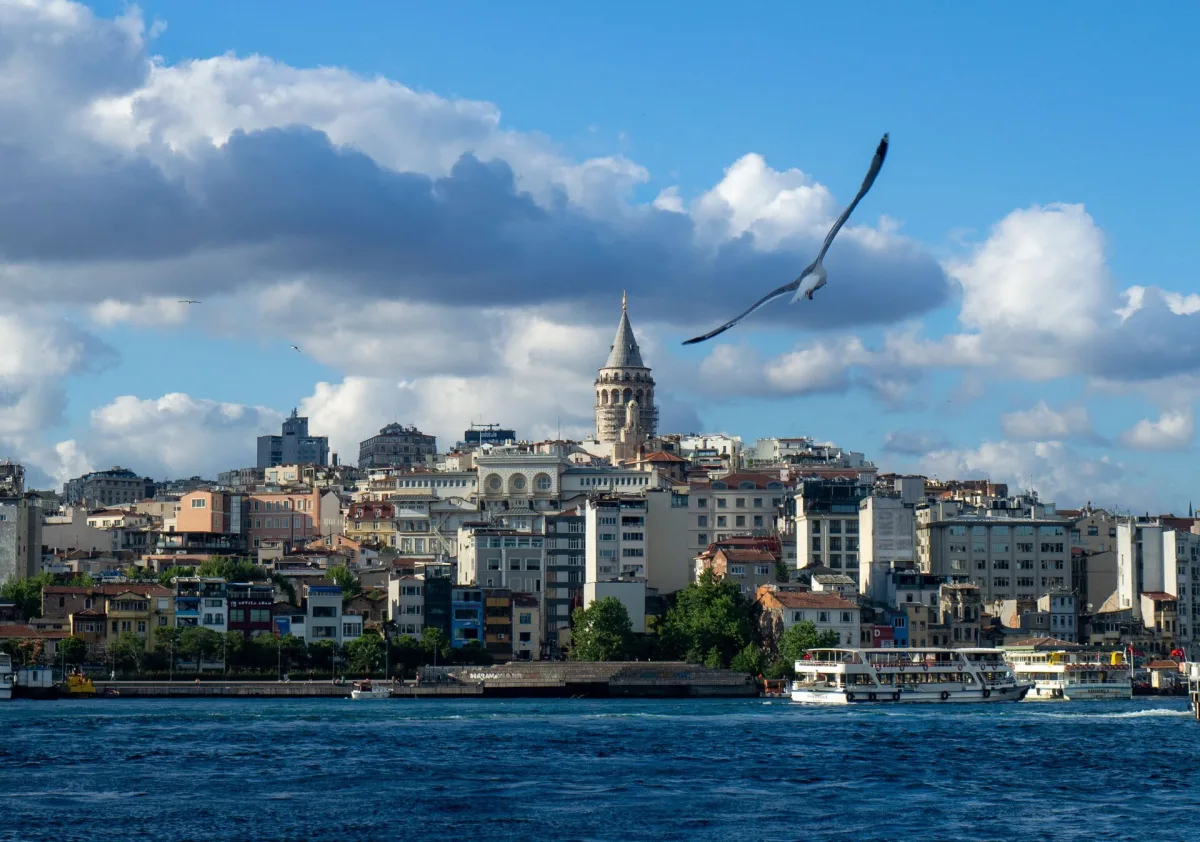 Vue d'Istanbul avec la tour de Galata depuis le Bosphore