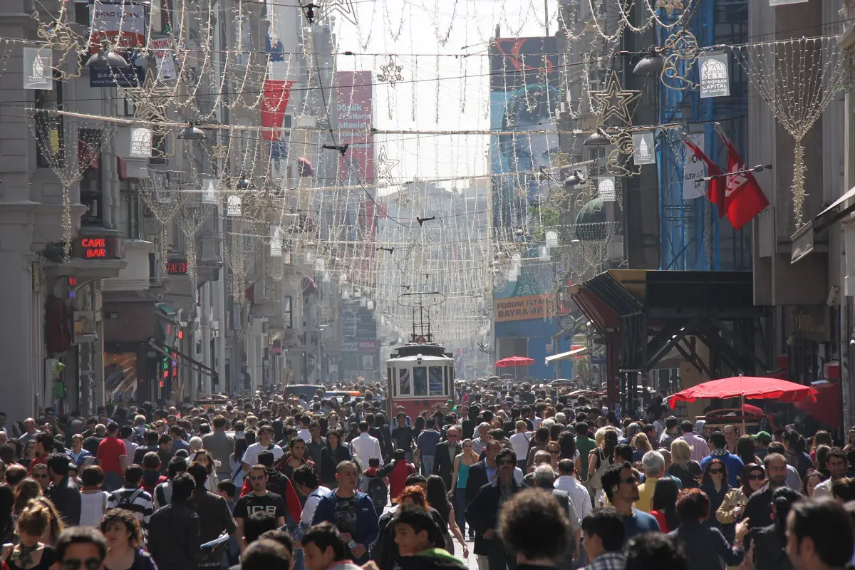 Foule sur l'avenue İstiklal à Istanbul