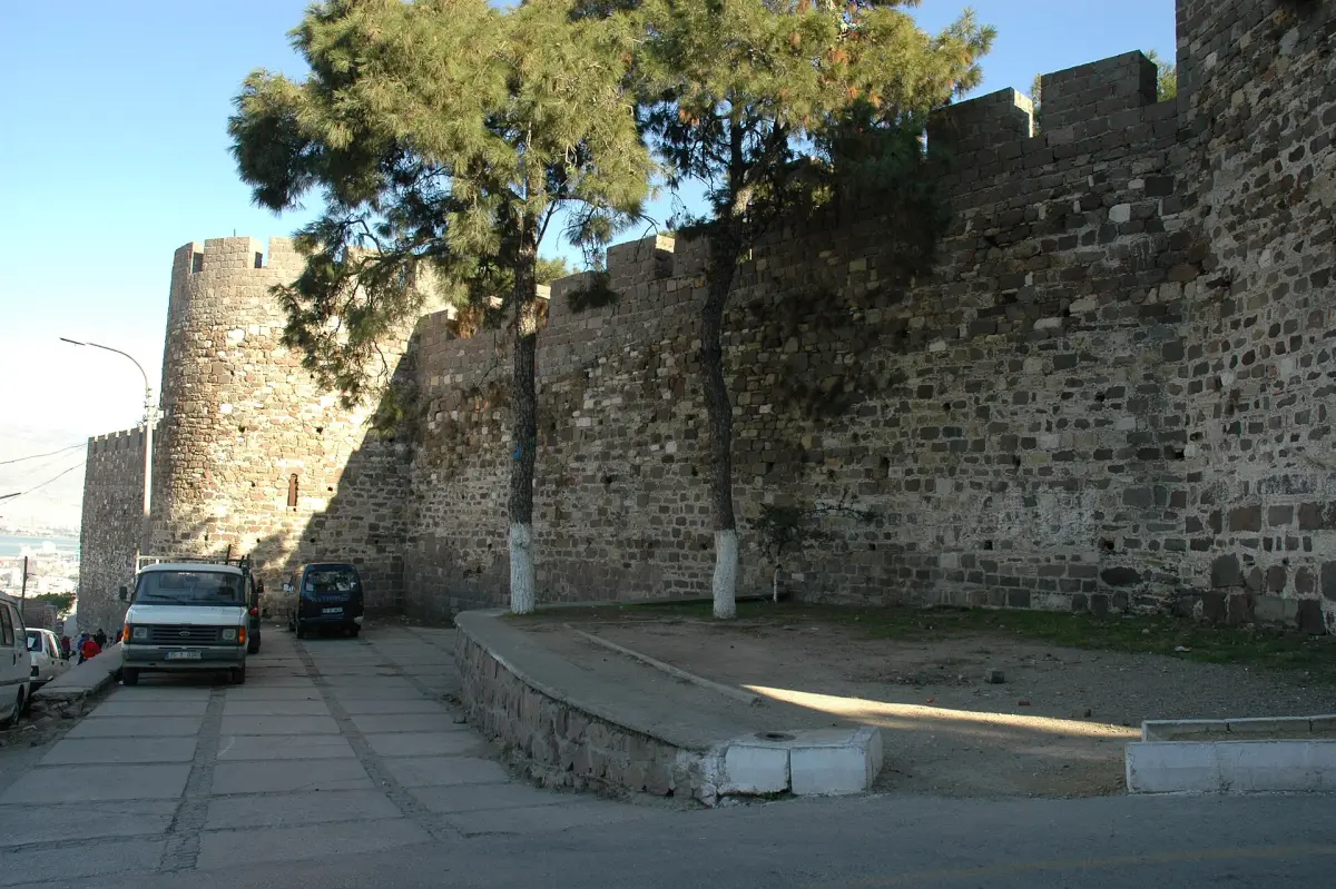 Remparts du château de Kadifekale dominant Izmir