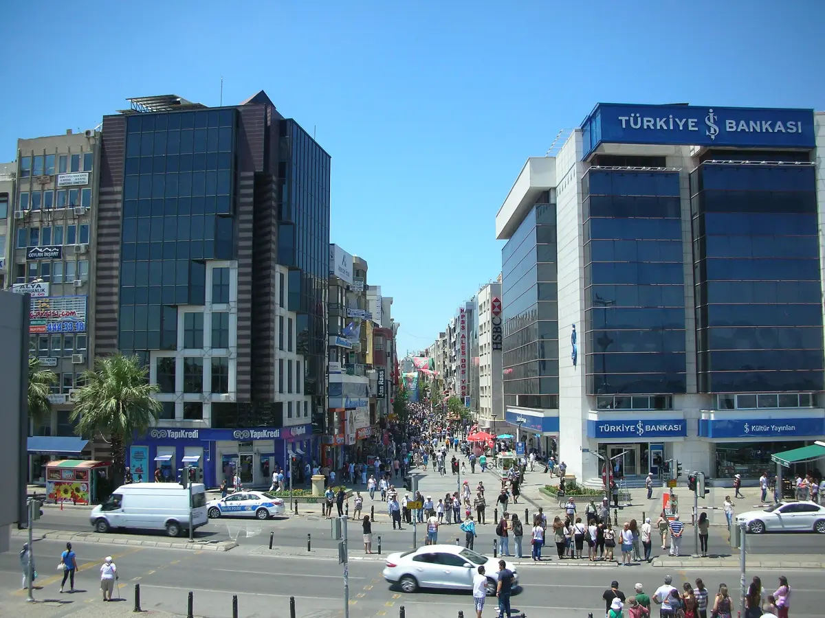Rue du bazar de Karsiyaka sur la rive nord d'Izmir