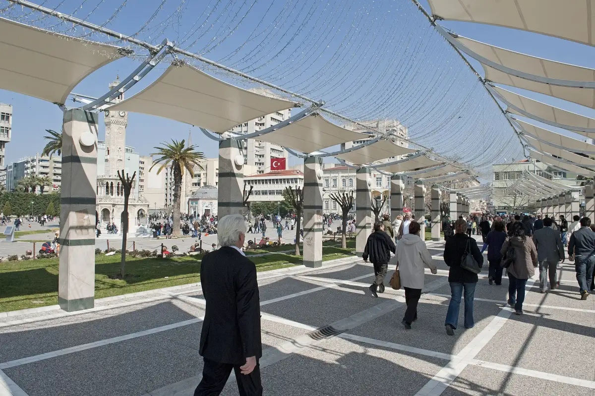 Place de Konak et tour de l'Horloge a Izmir