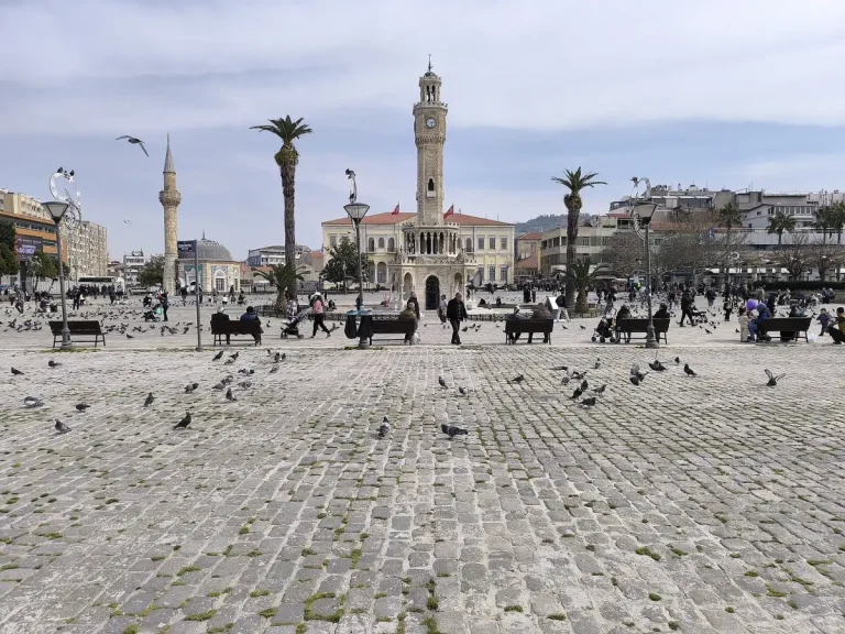 La tour de l'horloge de Konak, emblème d'Izmir
