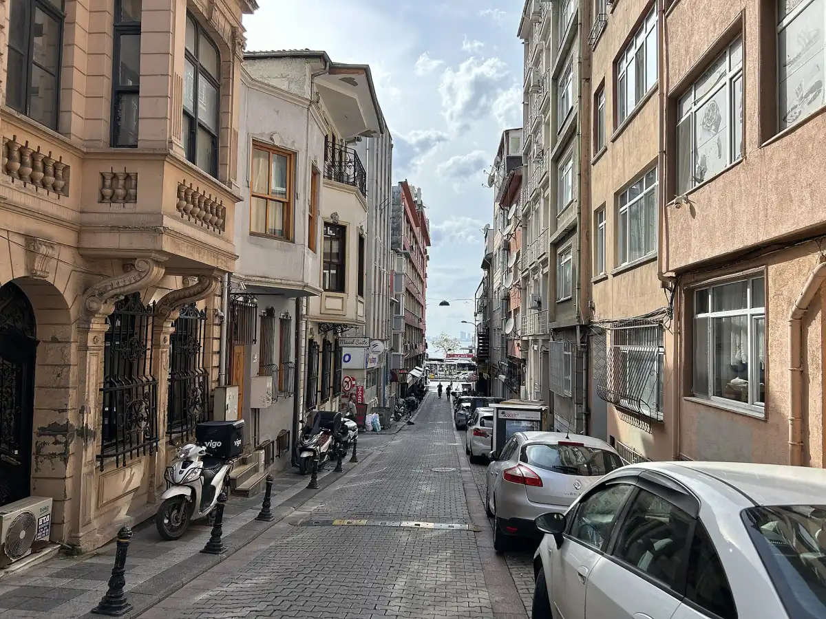 Rue résidentielle du quartier de Kadıköy sur la rive asiatique d'Istanbul