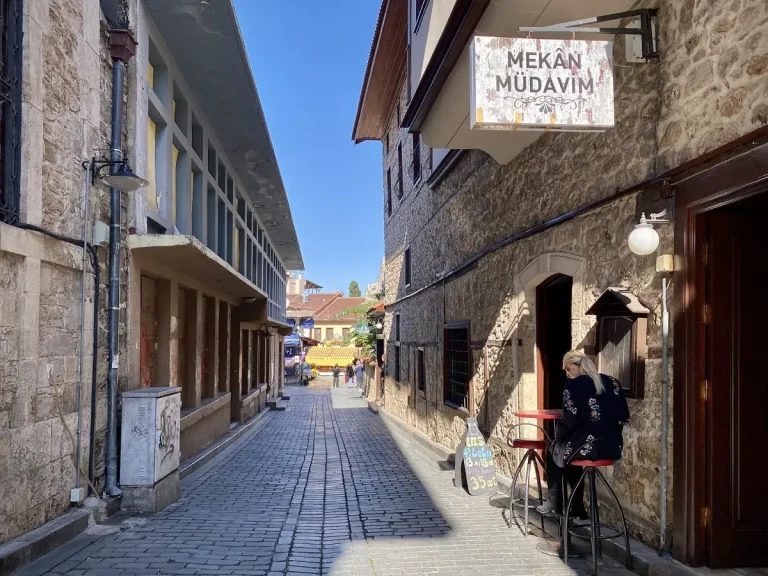Ruelle ottomane de Kaleiçi dans la vieille ville d'Antalya