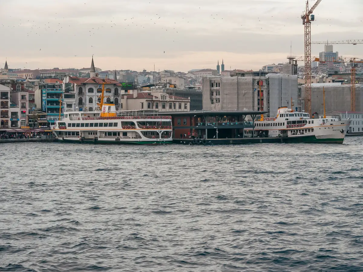 Embarcadère de ferry de Karaköy au bord de la Corne d'Or à Istanbul