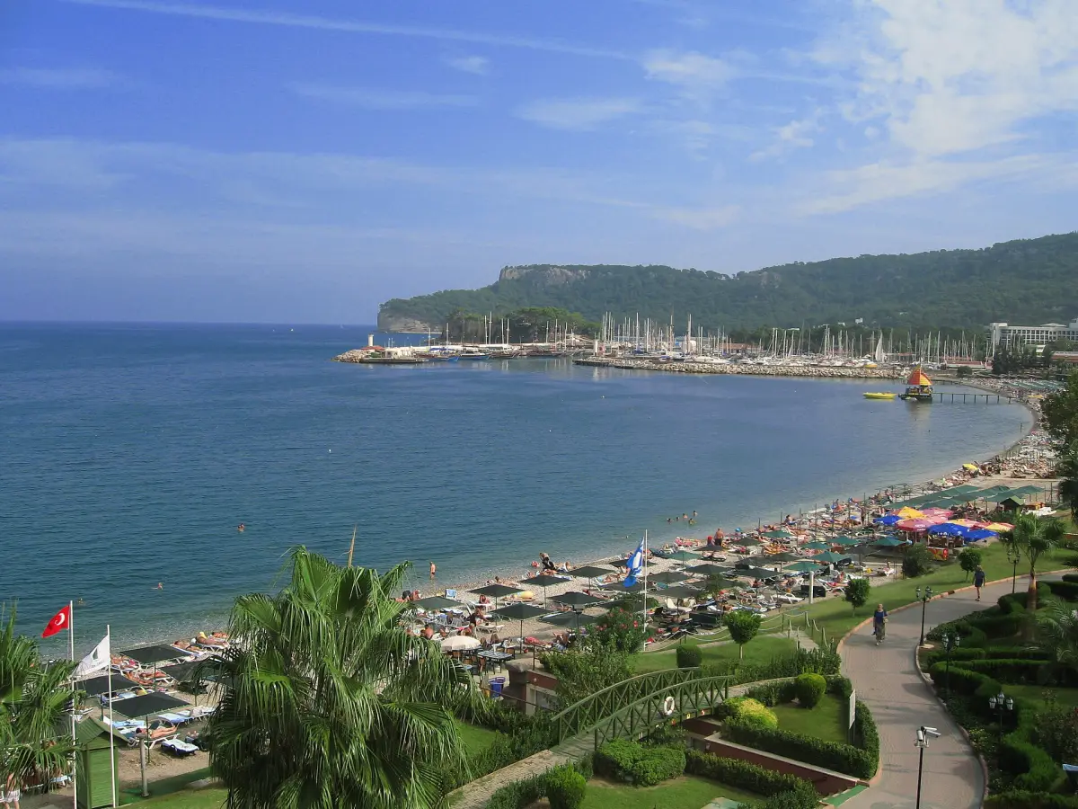 Littoral de Kemer entre pinèdes du Taurus et mer turquoise