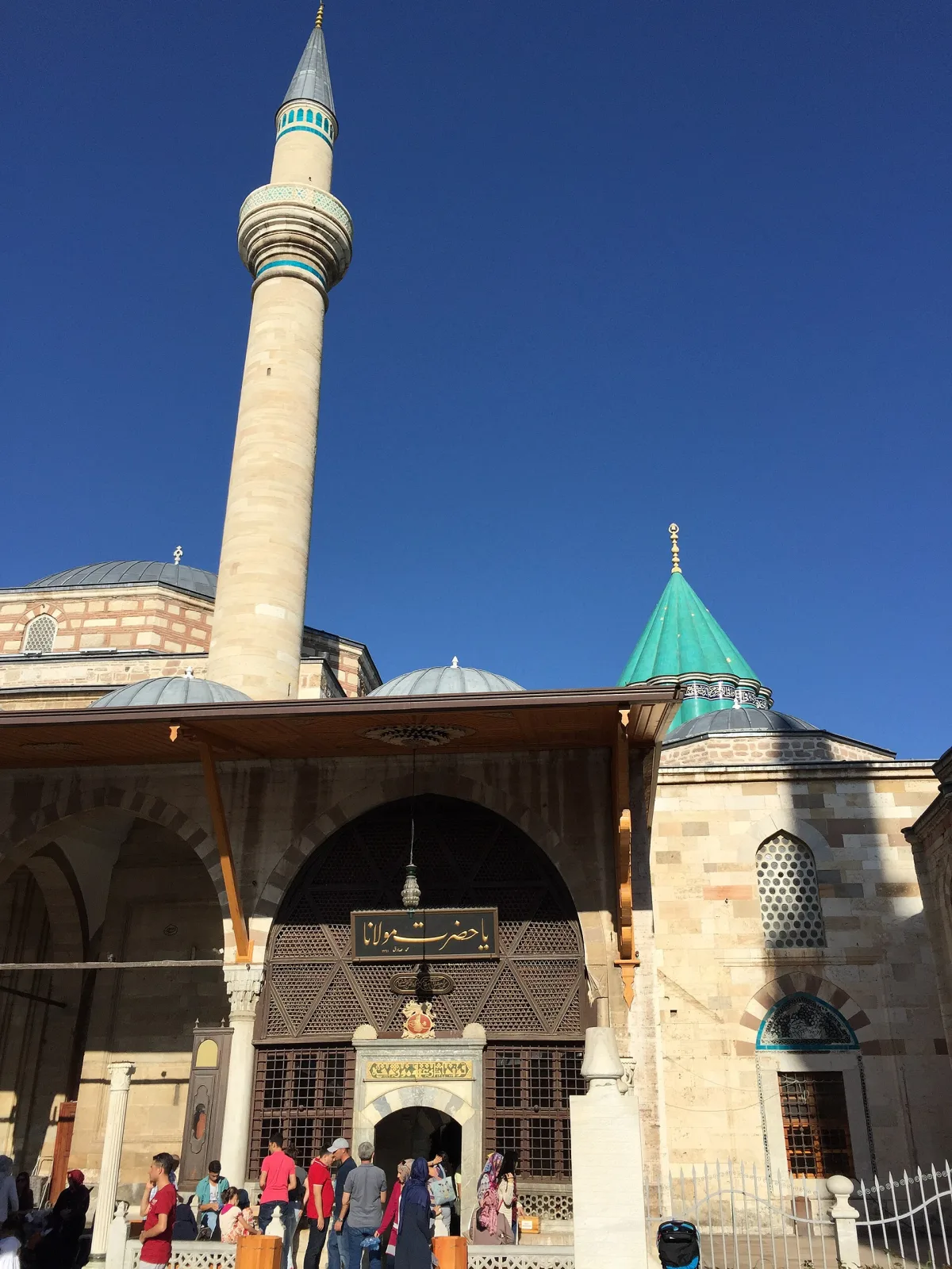 Dôme de turquoise cannelé du mausolée de Mevlâna à Konya
