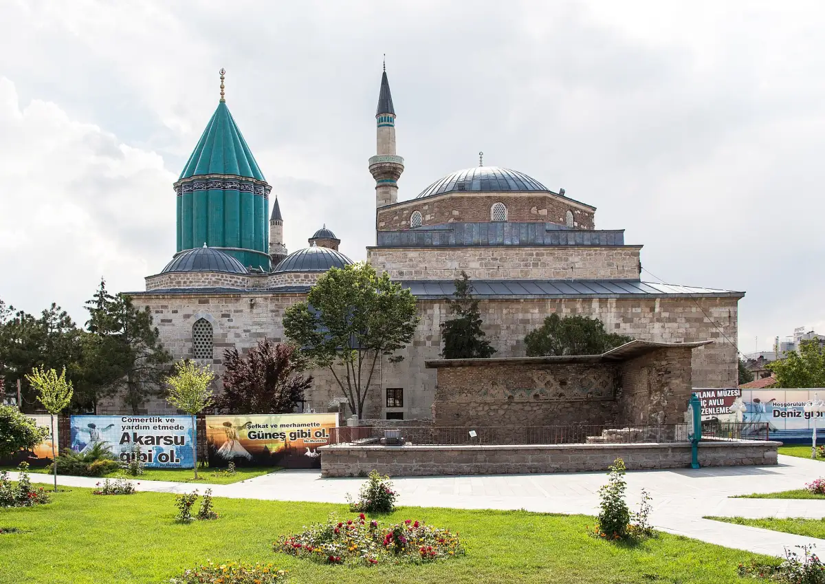Le musée Mevlâna et sa cour à Konya