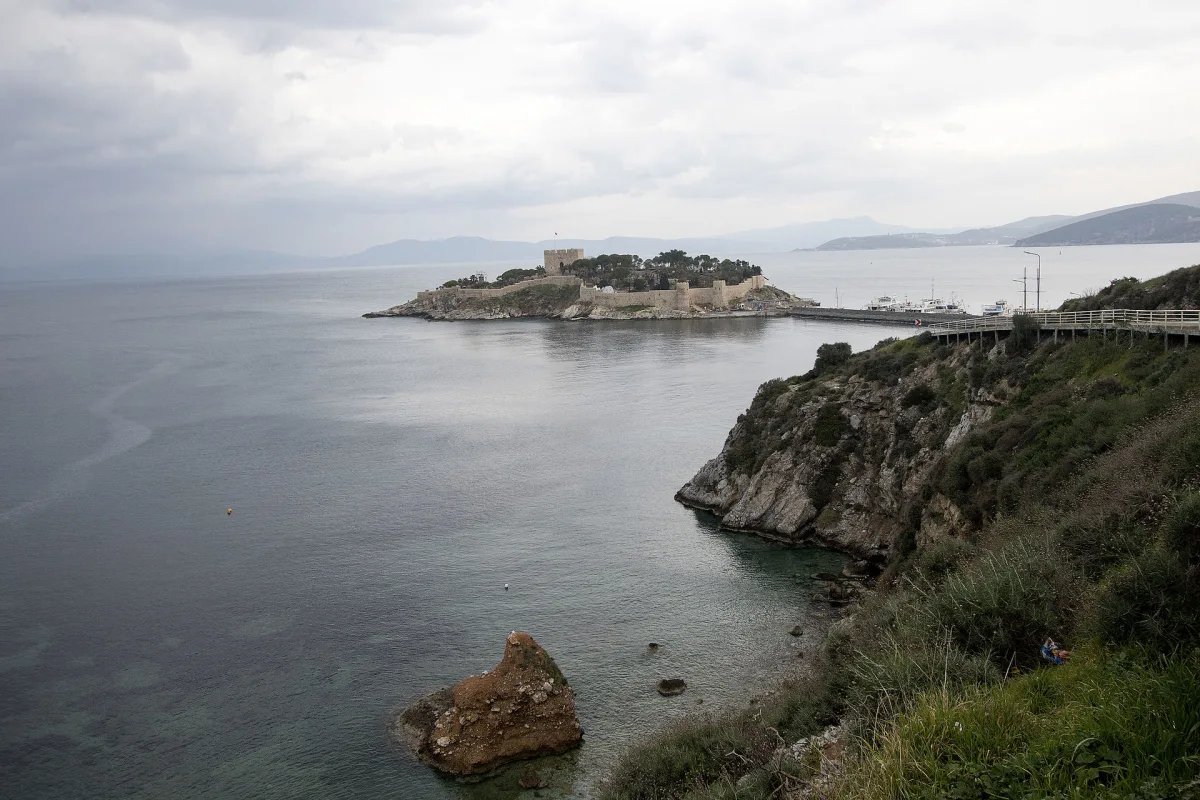 Île aux Pigeons de Kuşadası reliée à la côte par une digue, avec son château