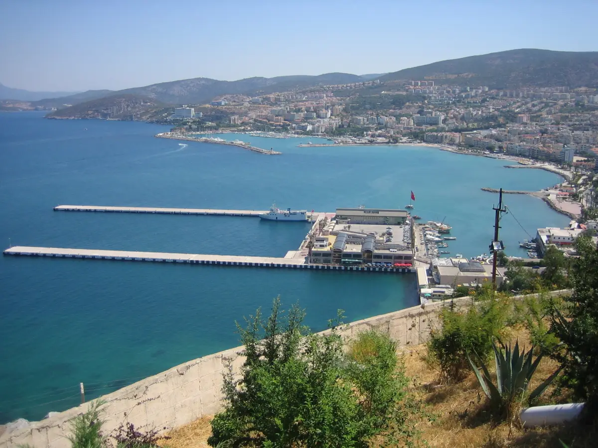 Port et marina de Kuşadası avec ses pontons et la baie turquoise