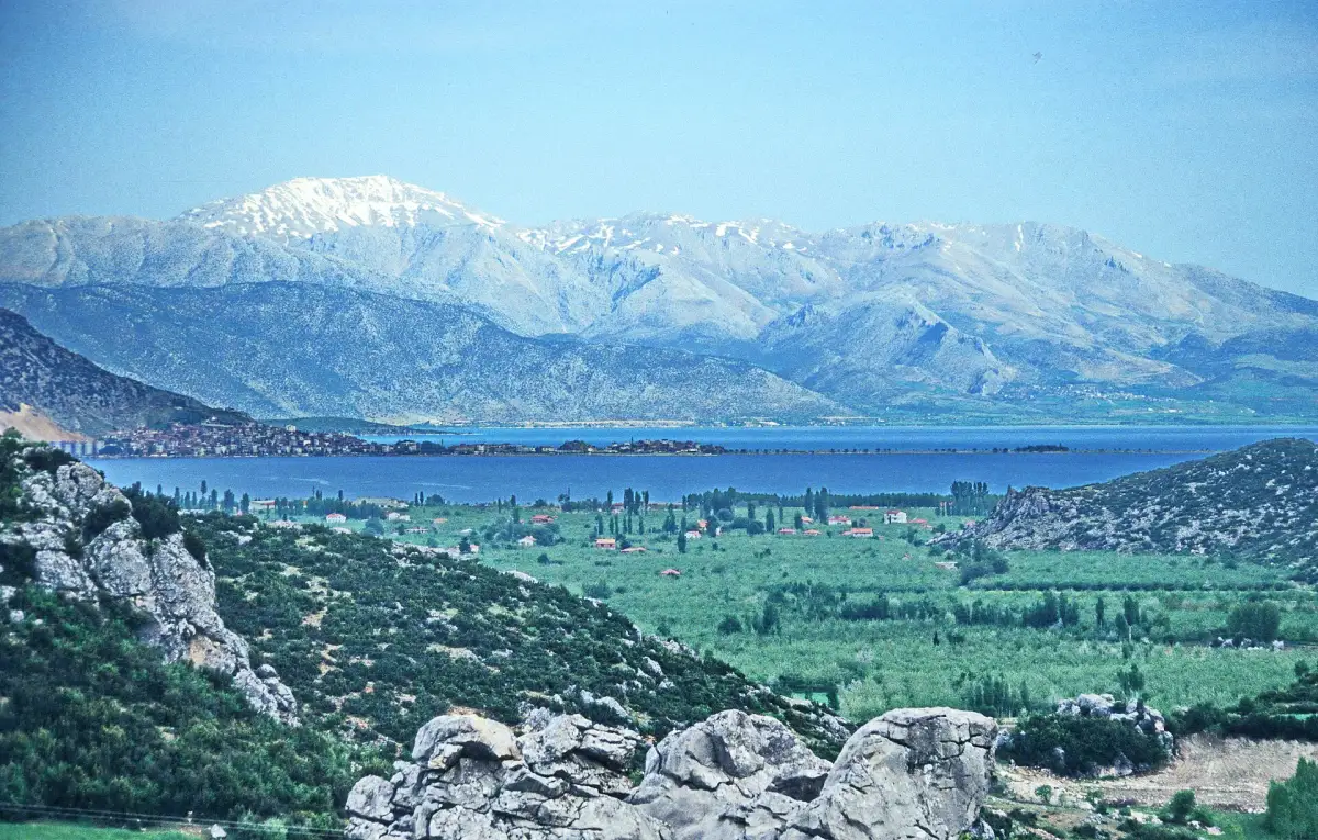 Lac d'Eğirdir et mont Barla enneigé dans les monts Taurus, sur le chemin de Saint-Paul