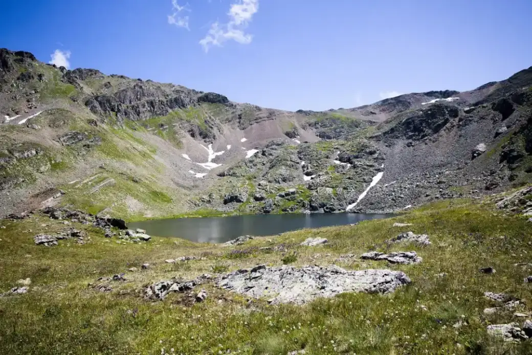 Lac glaciaire de haute montagne dans les monts Kaçkar