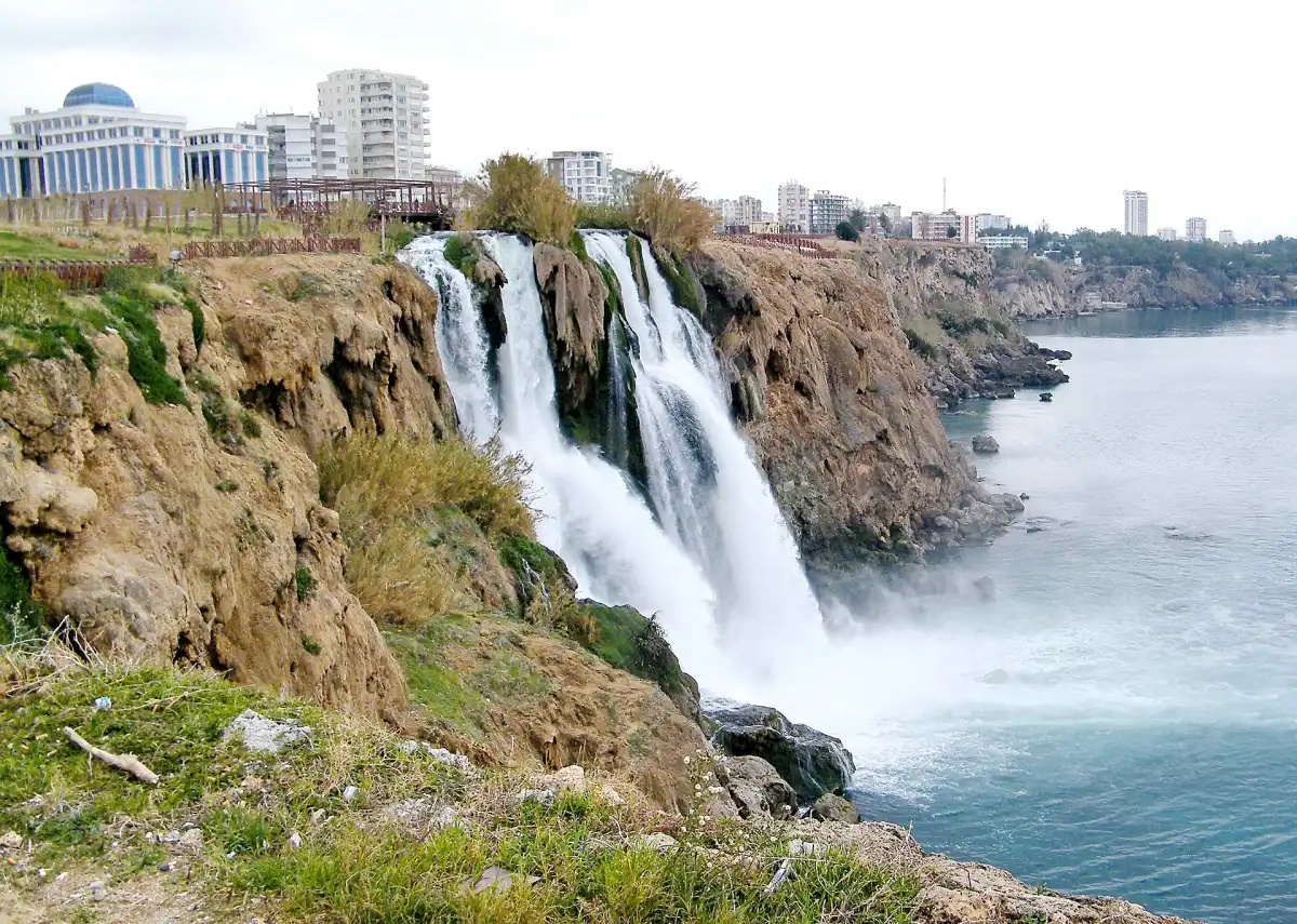 Les cascades de Düden se jetant dans la mer au niveau des falaises à l’est d’Antalya