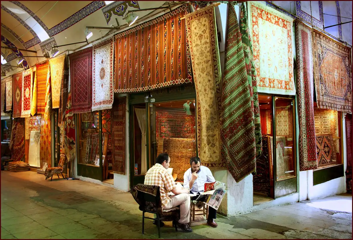 Marchands de tapis dans une boutique du Grand Bazar d'Istanbul