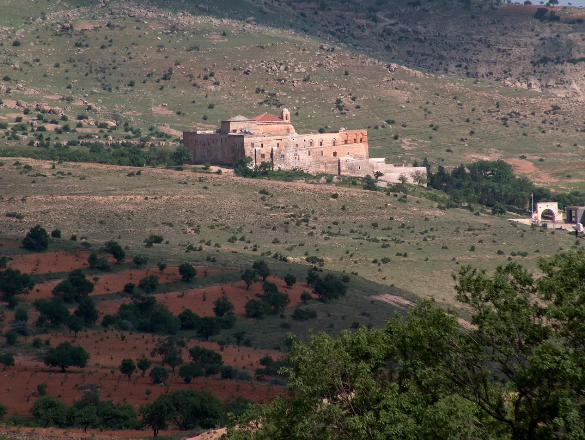 Monastère syriaque de Deyrulzafaran adossé à la colline près de Mardin