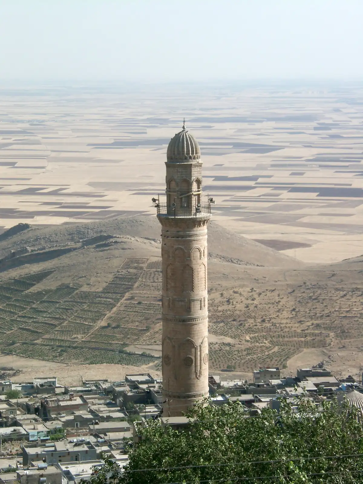 Minaret de Mardin dominant la plaine de Mésopotamie