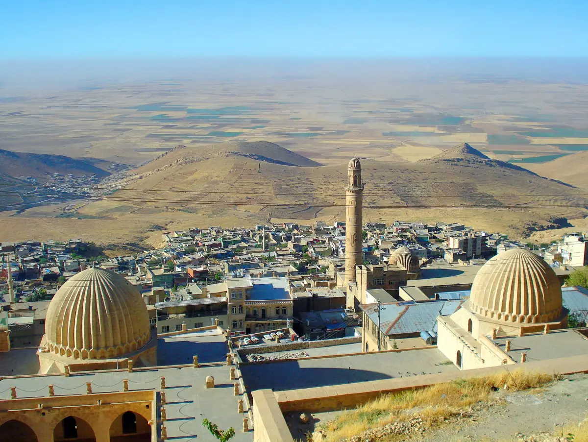 Coupoles et minaret du cœur historique de Mardin dévalant vers la plaine
