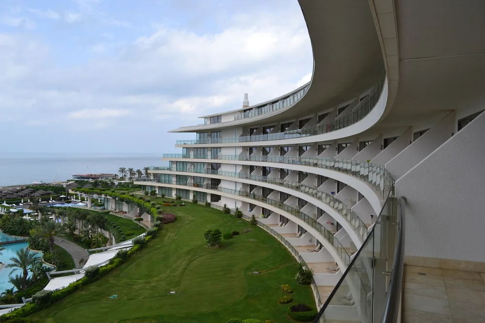 Façade courbe du Maxx Royal Belek face à la Méditerranée