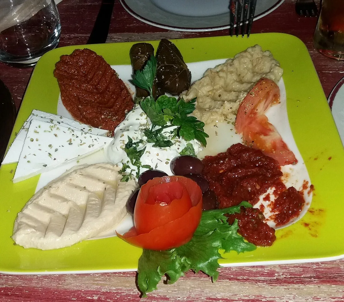 Assiette de mezze turcs : ezme, feuilles de vigne farcies, caviar d'aubergine, houmous et feta
