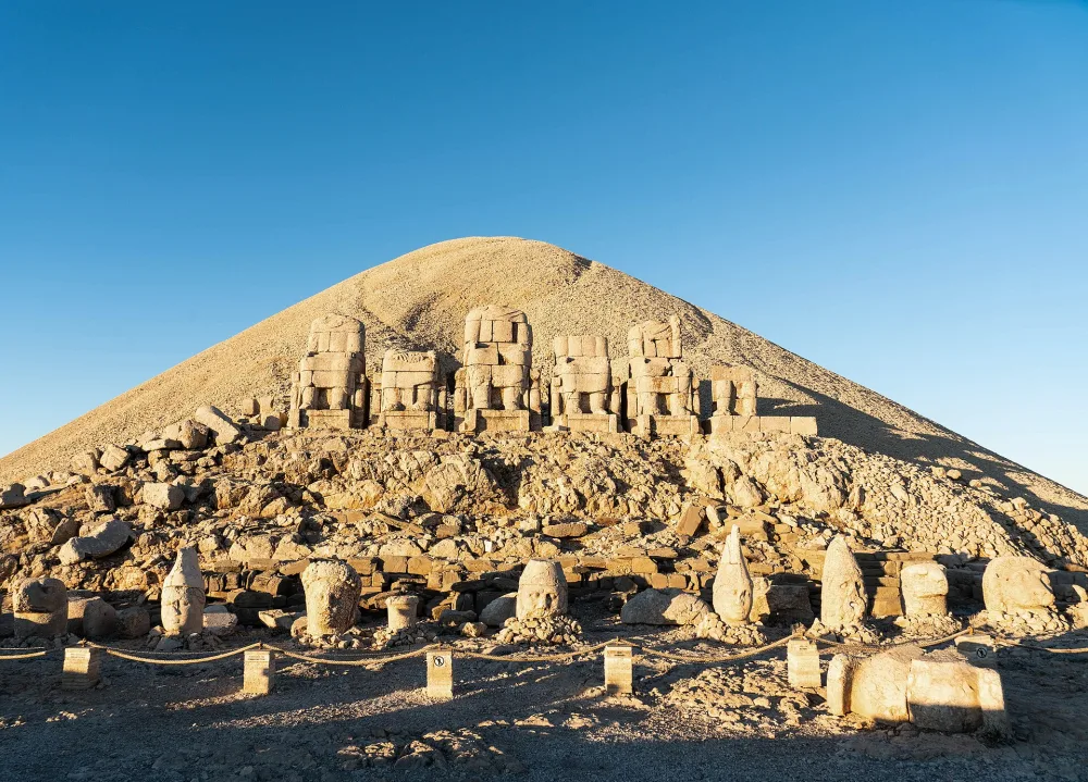 Lever de soleil sur le mont Nemrut et ses statues