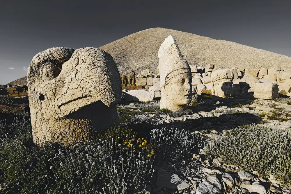 Statues et ruines antiques au sommet du mont Nemrut