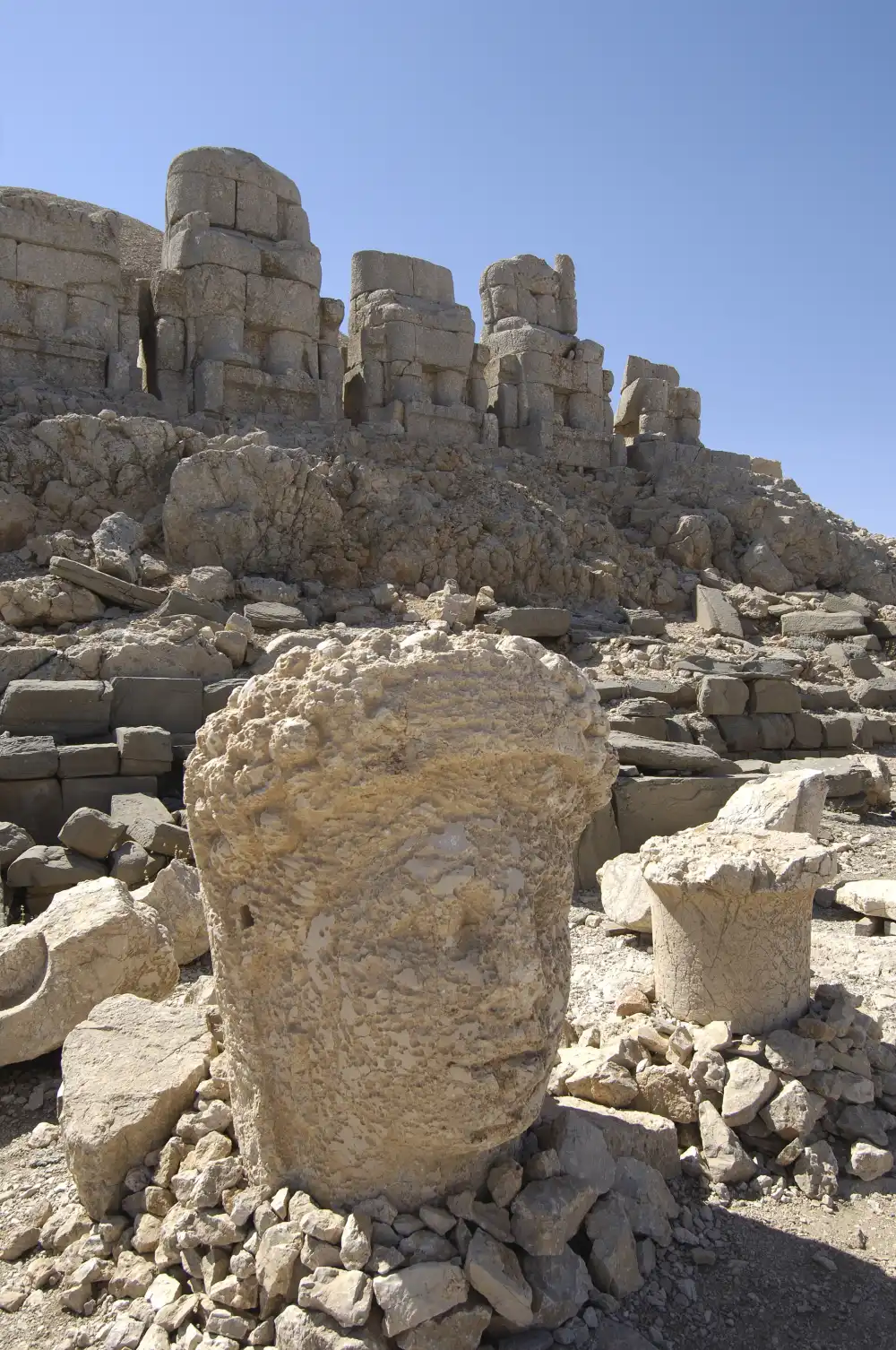 Tete colossale d'une deesse sur la terrasse est du mont Nemrut