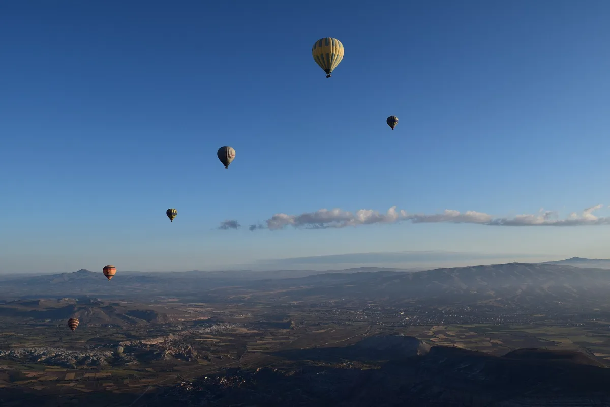 Montgolfière survolant le paysage de tuf de la Cappadoce
