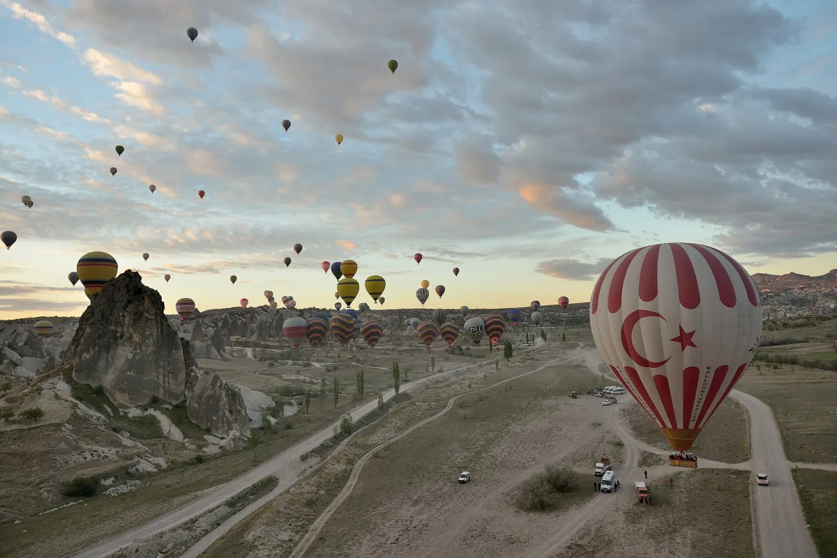 Gonflage d'une montgolfière au petit matin en Cappadoce