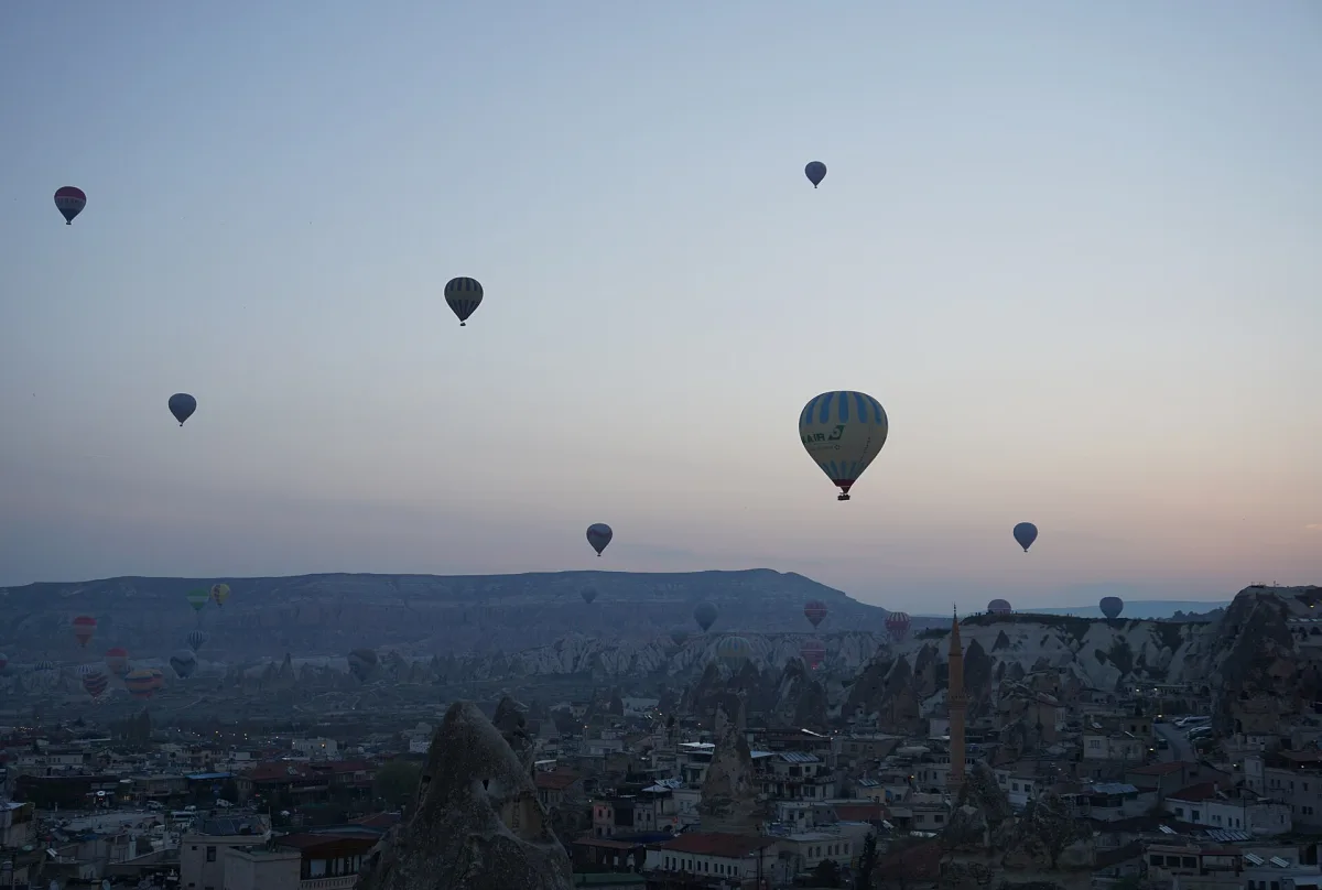 Montgolfières au-dessus des cheminées de fées de Cappadoce