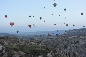 Montgolfières au-dessus des vallées près de Göreme à l'aube