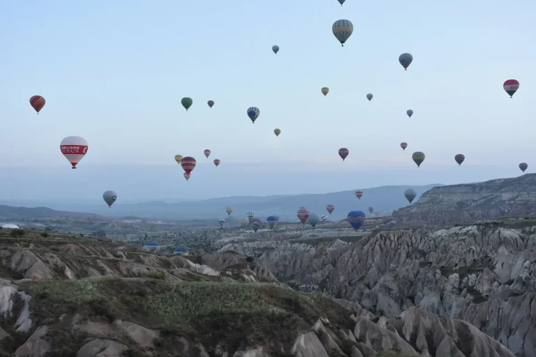 Montgolfières au-dessus des vallées près de Göreme à l'aube