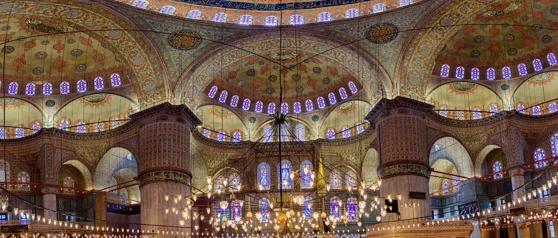 Intérieur de la Mosquée Bleue à Istanbul, dôme et lustres