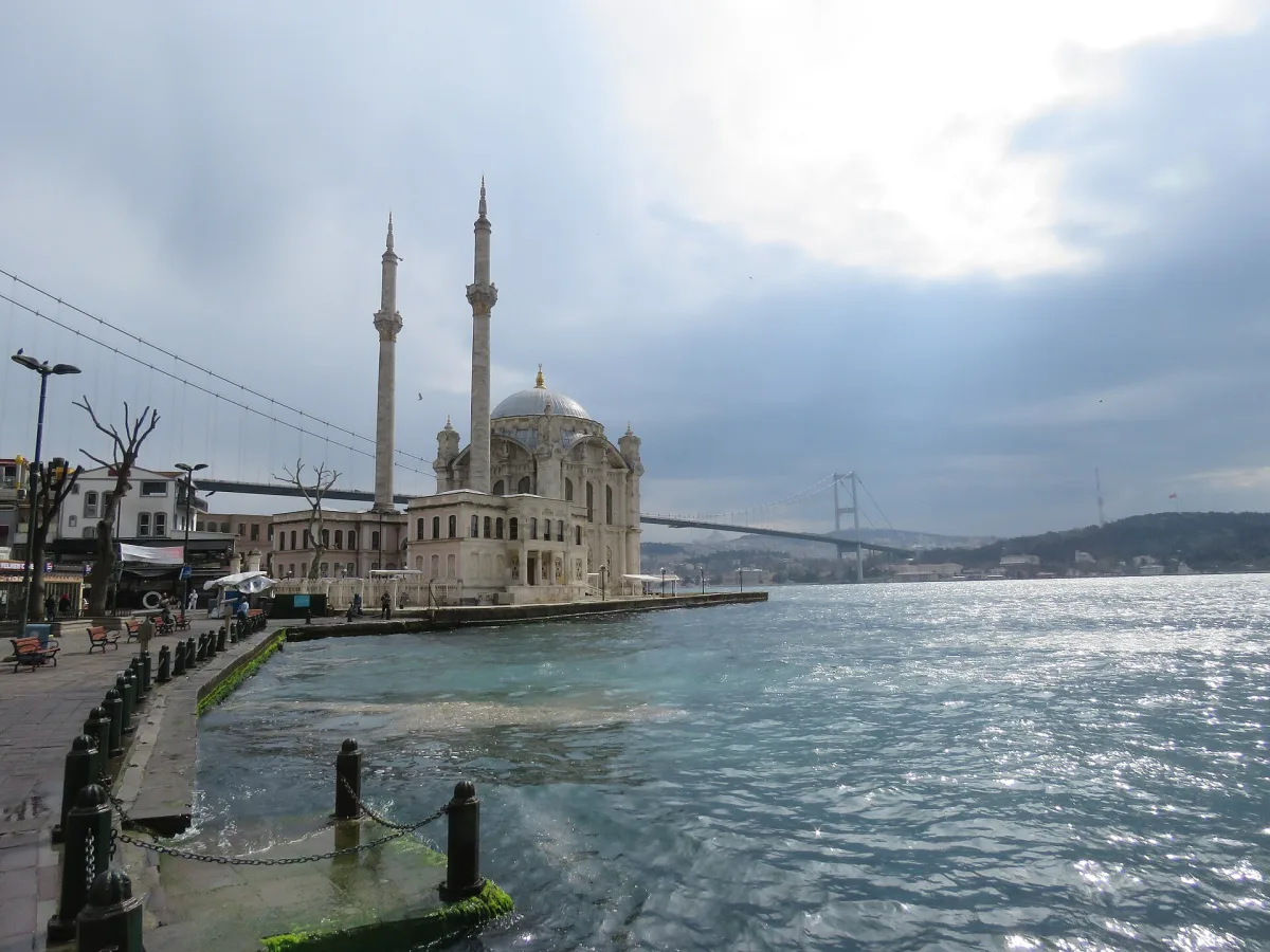 Mosquée d'Ortaköy au bord du Bosphore à Istanbul