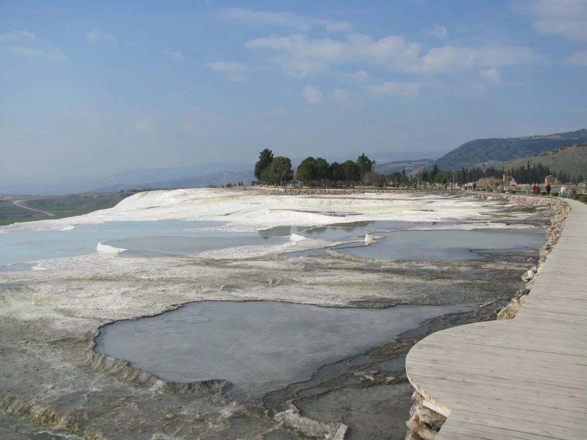 Vasques en terrasse remplies d'eau thermale sur les travertins blancs de Pamukkale