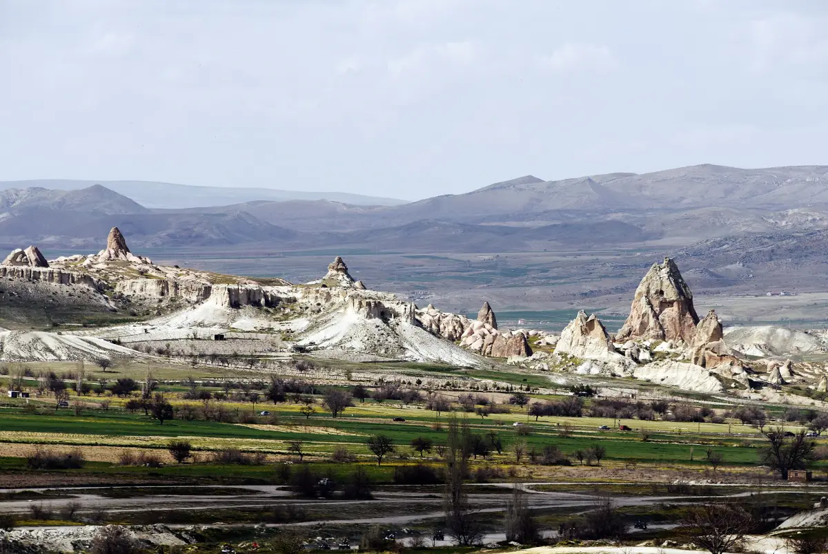 Paysage de Cappadoce avec cheminées de fées et champs