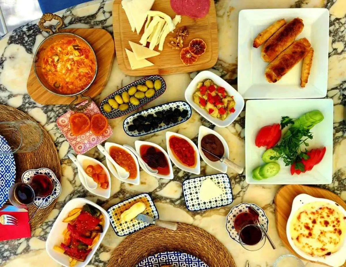 Petit-déjeuner turc kahvalti étalé sur une table