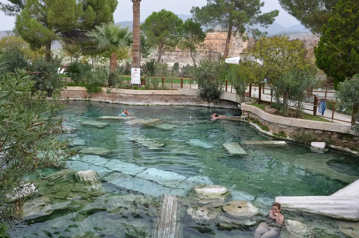 Piscine antique de Cleopatre a Pamukkale avec colonnes romaines immergees