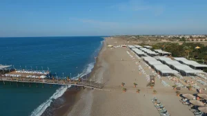 Grande plage de resort familial sur la côte d'Antalya