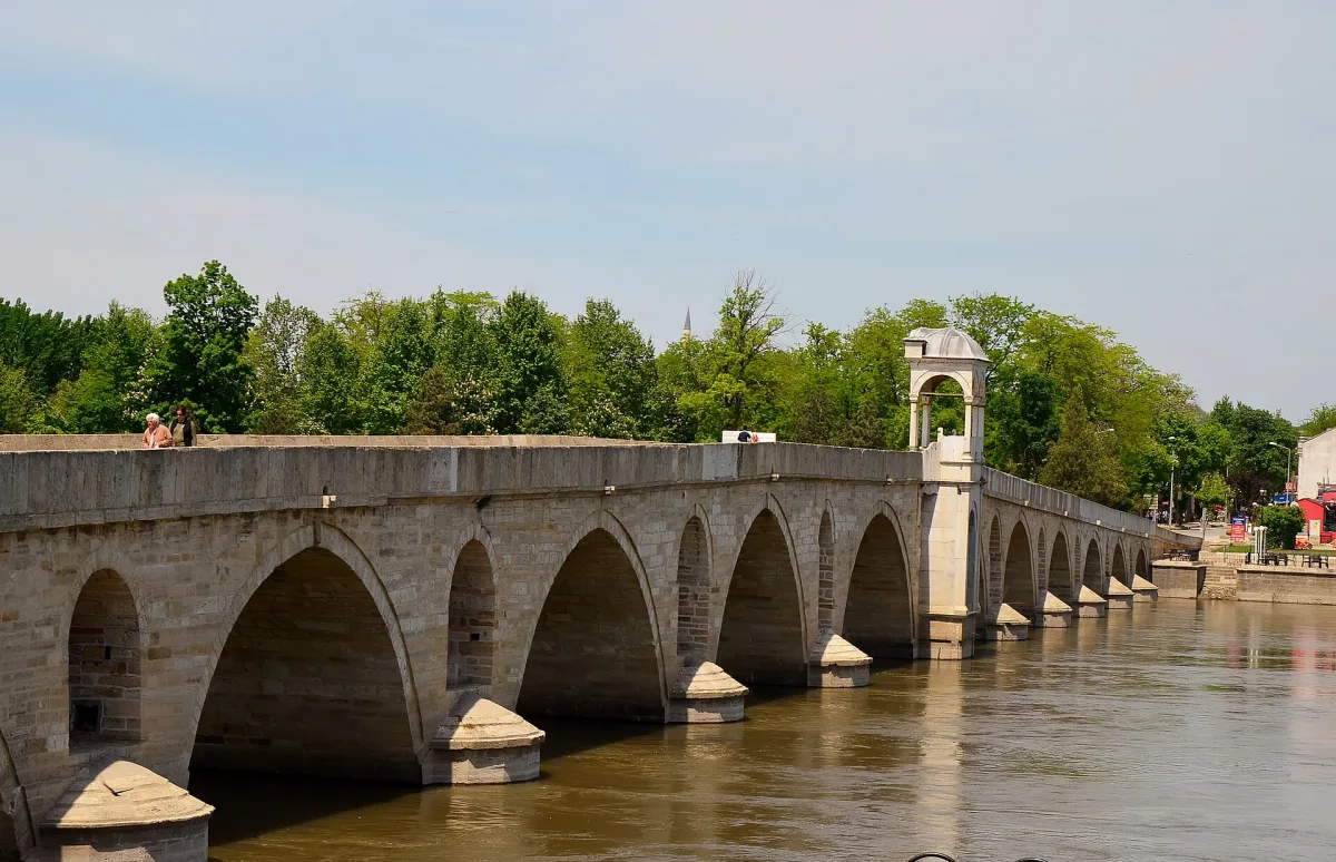Pont ottoman de la Meriç à Edirne enjambant la rivière