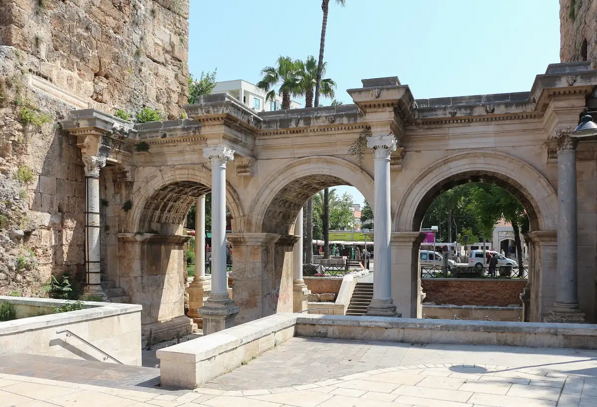 La Porte d'Hadrien à Antalya, arc de triomphe romain à trois arches