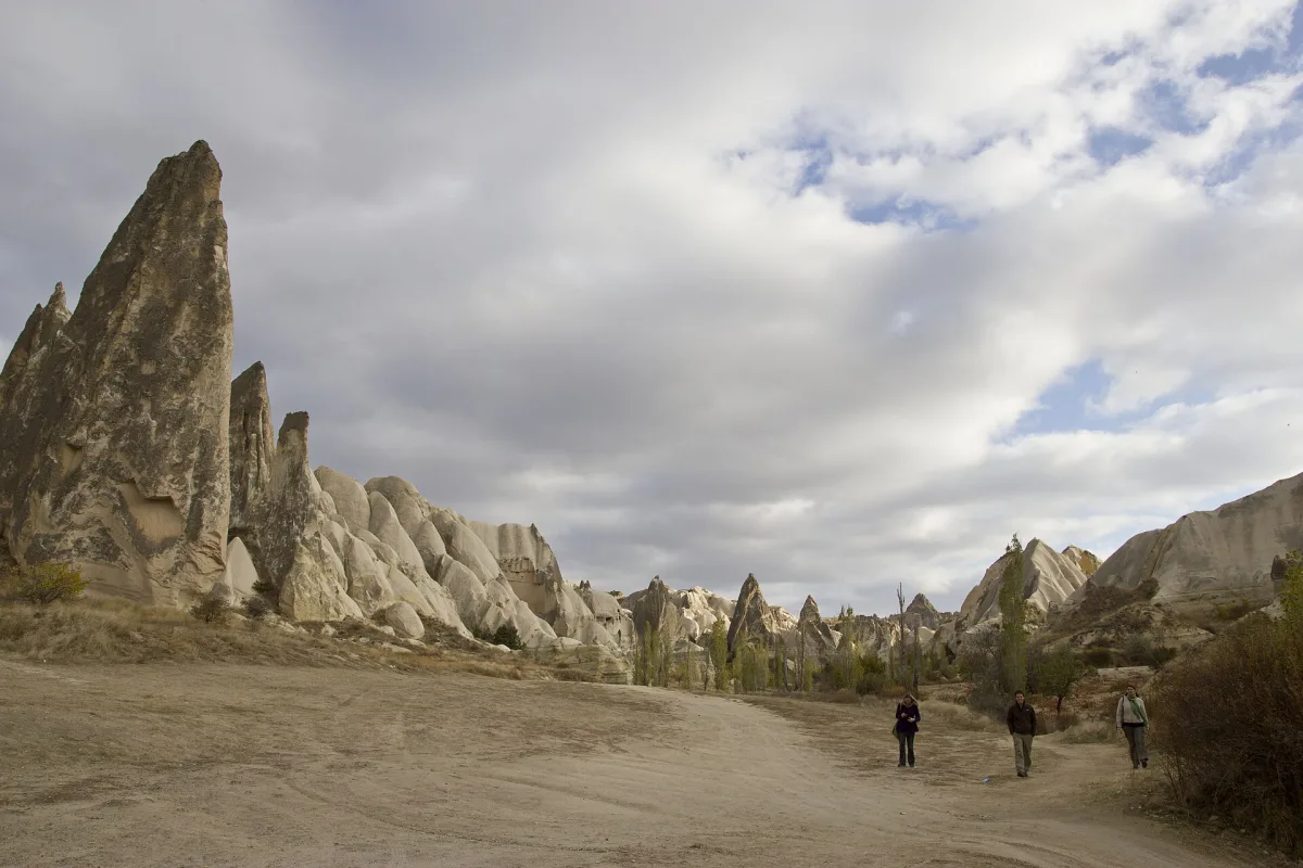 Randonneurs dans la Vallée Rose de Cappadoce entre les parois de tuf