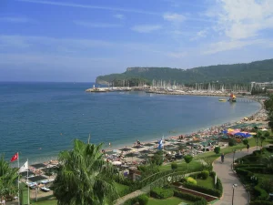Plage de sable bordée de pins sur la Riviera turque